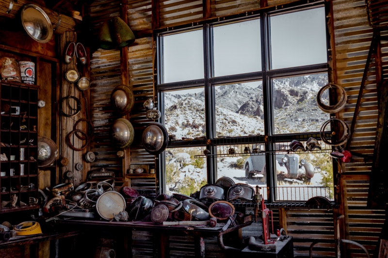 cordonnerie-ST LAURENT DU VAR-min_shop_window_part_junk_abandoned-138873